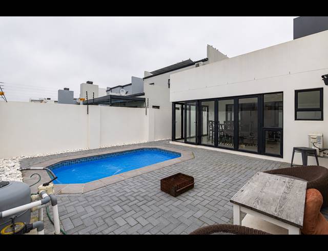3 BEDROOM FREEHOLD FOR SALE IN SANDOWN
